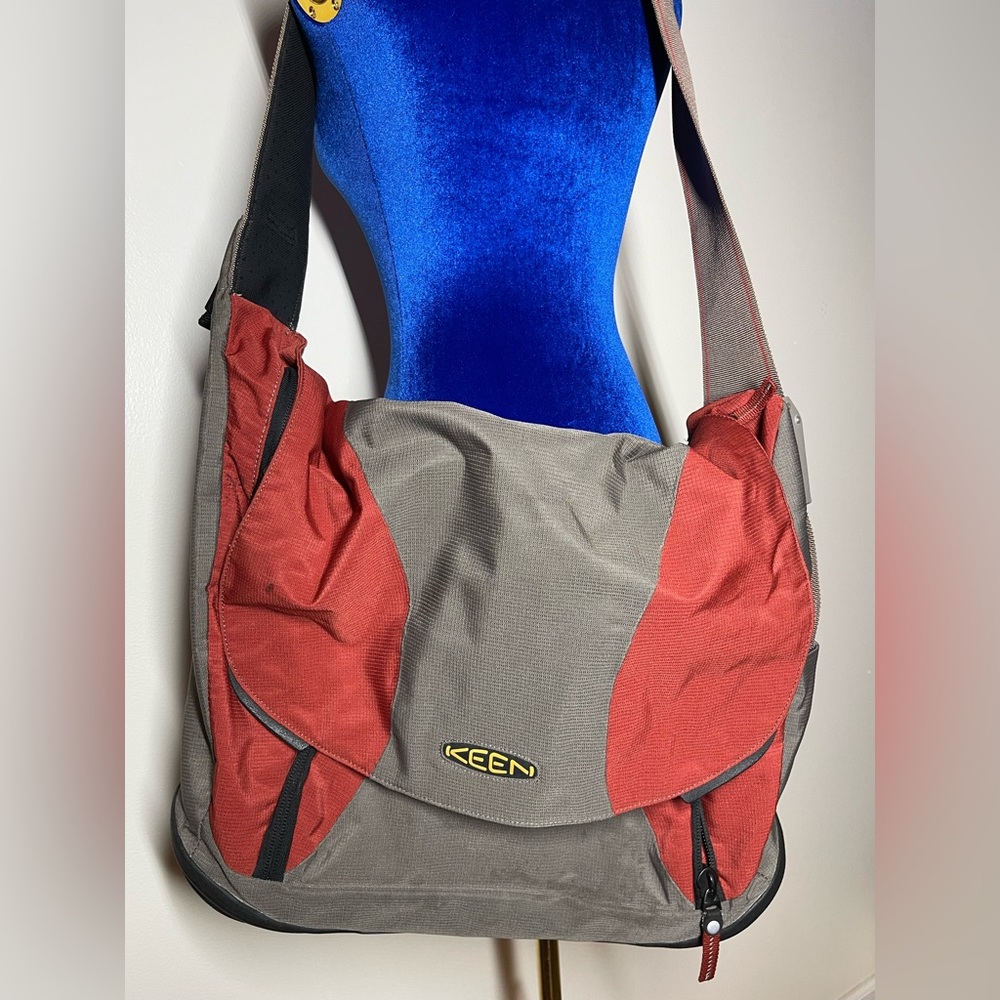 KEEN | Old School Transport Messenger Bag | 15 Laptop Bag | Alameda Maroon Gray